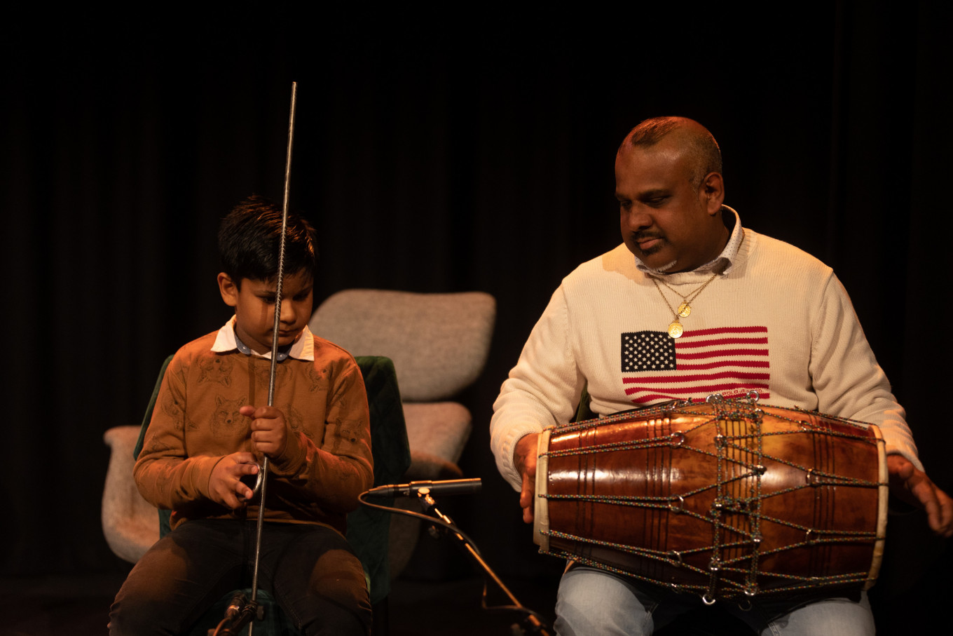 Muzikaal intermezzo door (ex)deelnemer Aniel met zijn zoon  