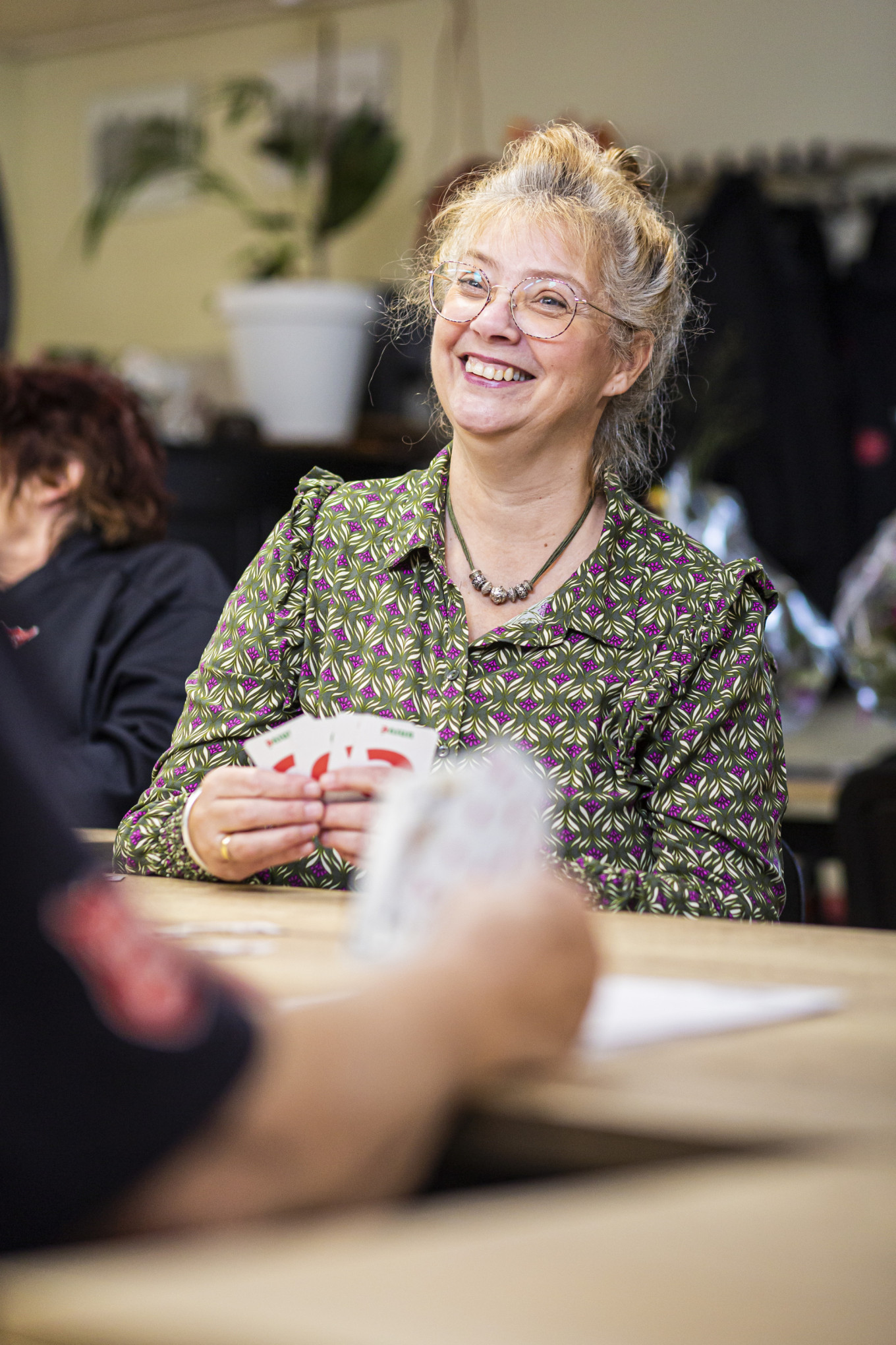 Esther speelt een potje kaarten in de buurthuiskamer  
