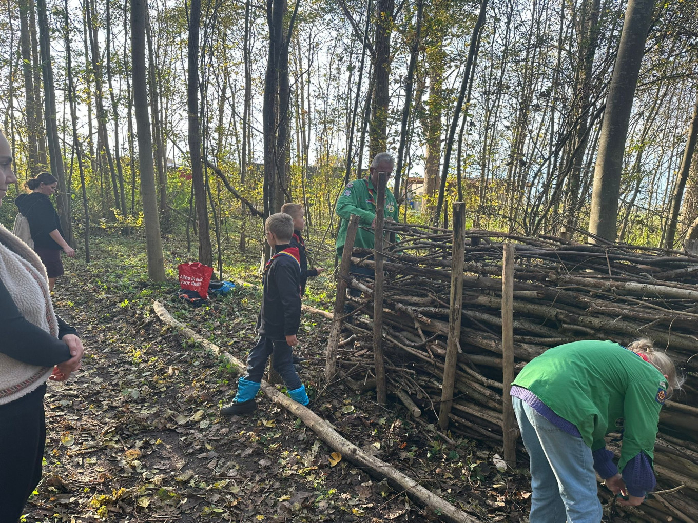 Hek maken in het bos scouting  