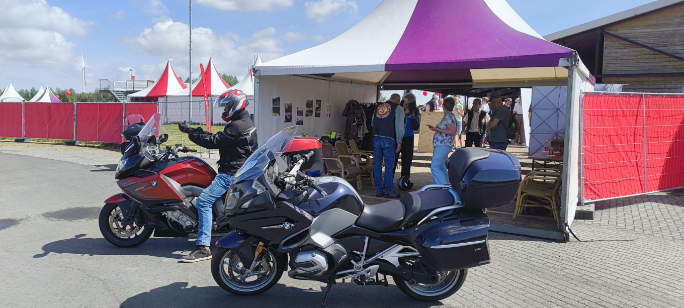  "Onze" stand op het terrein van het Leger des Heilsfestival, met "eigen" circuit. 