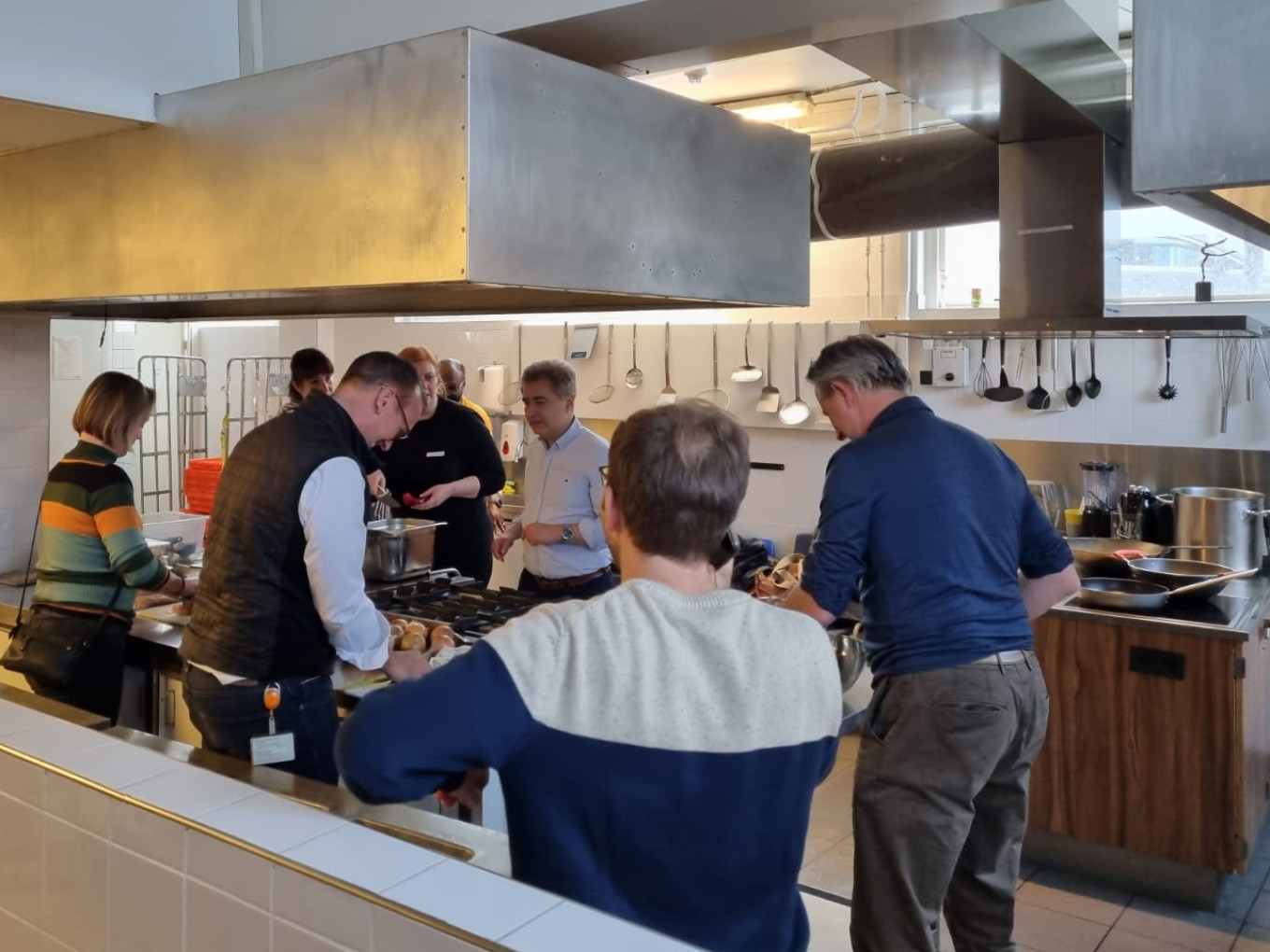 Koken op onze locatie Domus Oranjeplein door medewerkers Nationale Nederlanden 
