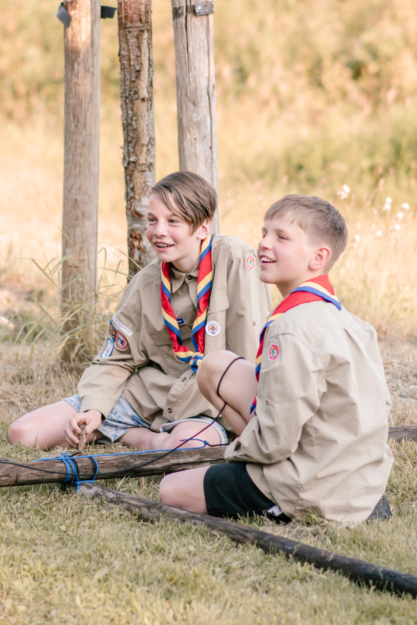 Scouting jongens lachend  