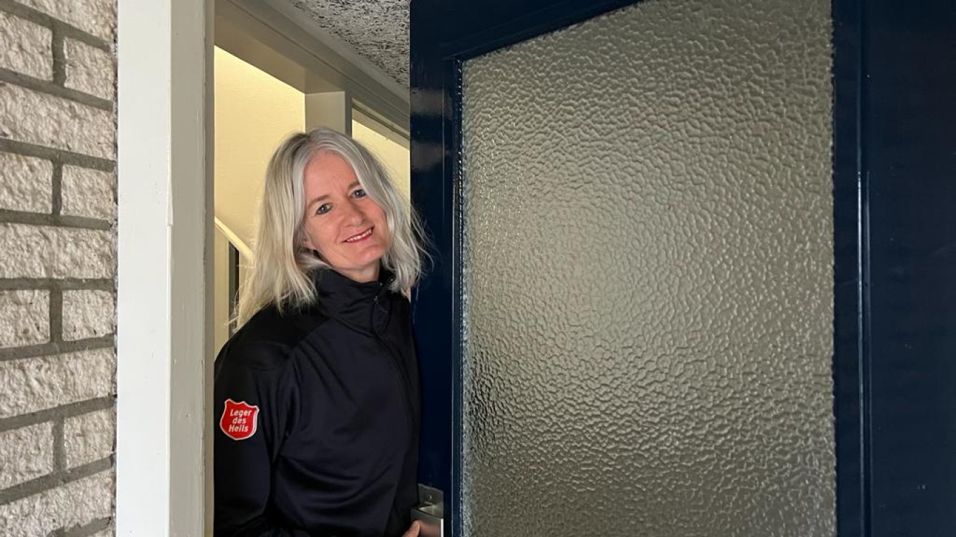  Anne Marije van Andel, teammanager Ambulant Drenthe volwassenen, bij de ingang van een van de appartementen. Leger des Heils Noordoost