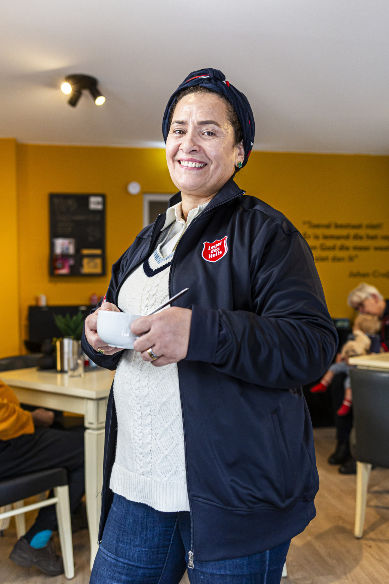 Vrijwilligster Asmaa in een buurthuiskamer van het Leger des Heils  Folkert Koelewijn