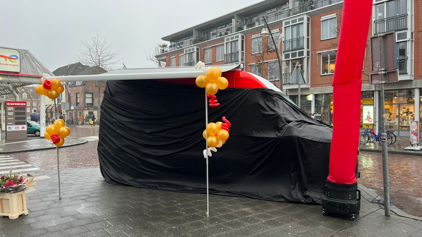 Een zwart doek hield voorafgaand aan de onthulling het uiterlijk van de nieuwe bus nog even geheim. Leger des Heils