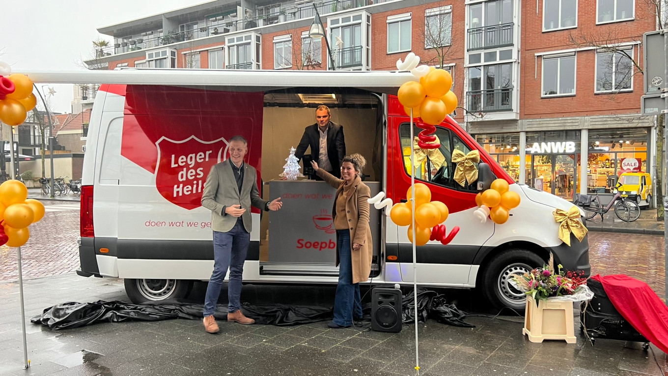 soepbus Zwolle veldwerk Van links naar rechts wethouder van Willigen, Erik van der Hoek van Wensink en regiodirecteur Claudia van Bruggen van het Leger des Heils Noordoost Leger des Heils