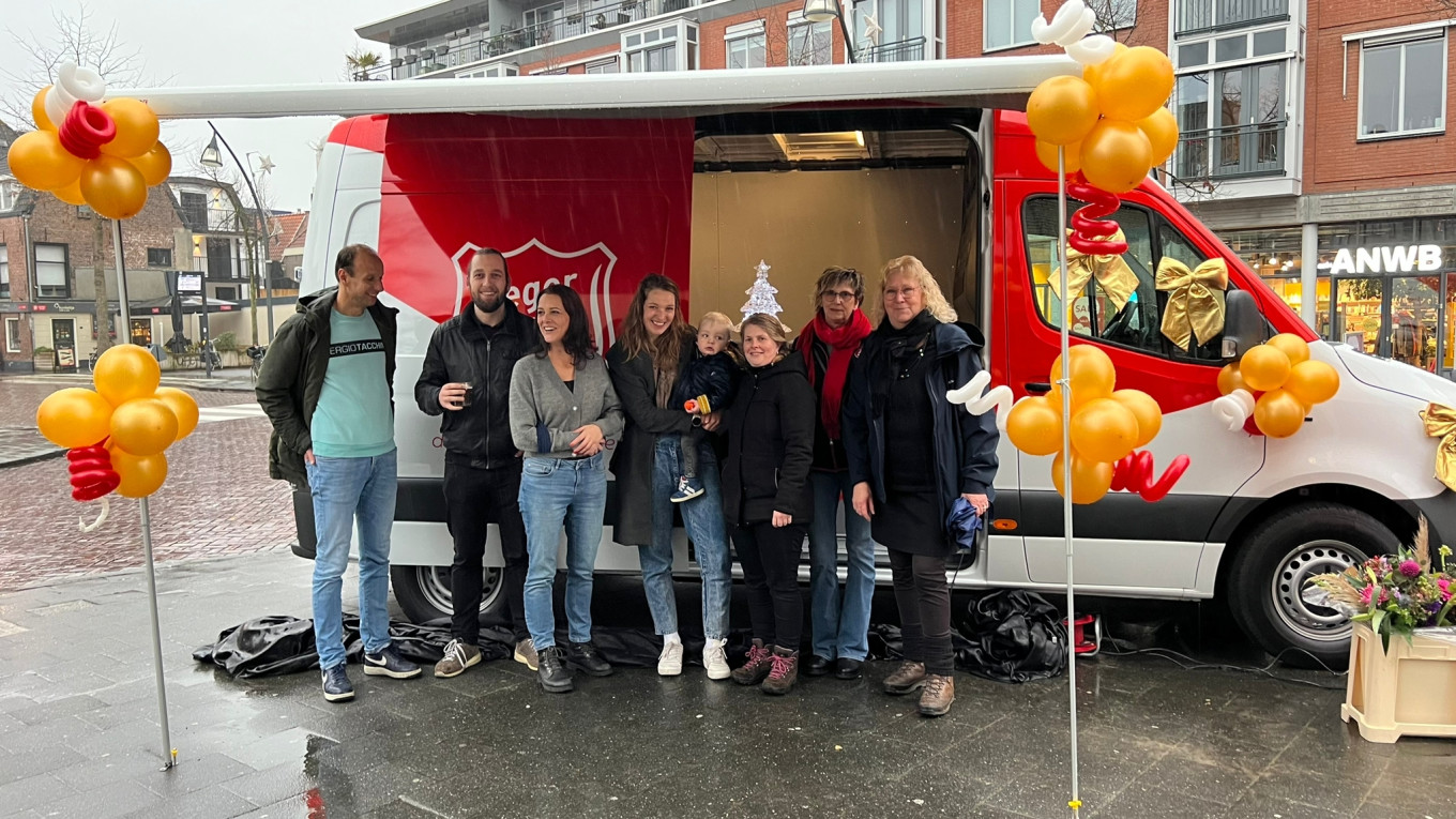 Een aantal vrijwilligers van de soepbus in Zwolle. Leger des Heils