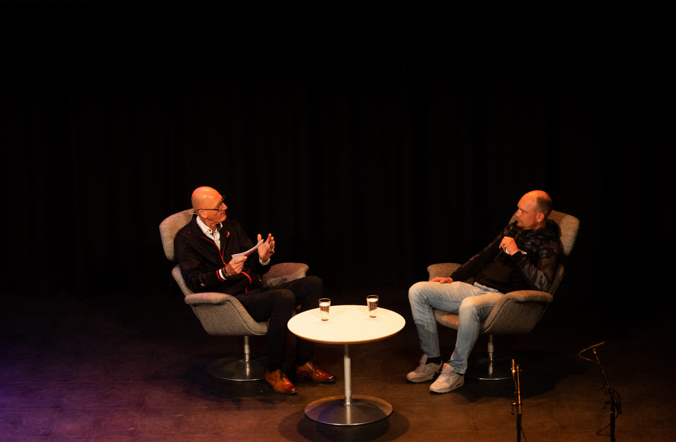 Gert Kraaijeveld in gesprek met (ex-)deelnemer Koen 