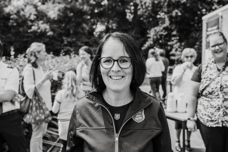 Anneke werkt in de buurthuiskamer 