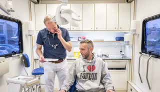 Een stralend gebit bij de buurthuiskamer 