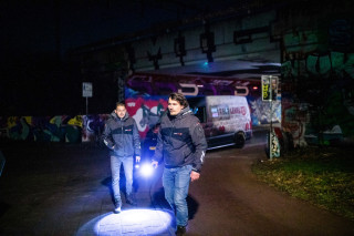 Veldwerk deelt wc-papier uit op straat: “Dat noemen wij het witte goud” Street Level Den Haag veldwerk