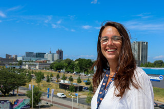 Naast iemand blijven staan en niet opgeven 