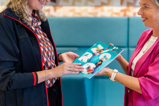 Zorgspecial vrouwenmagazine Eva en start verkiezing 'Zorgmedewerker van het jaar' 