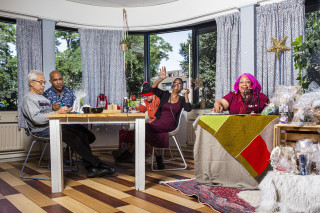 Bingo in de buurthuiskamer met roze Rita