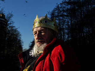 Koning Peter ontmoet zijn onderdanen in de buurthuiskamer