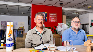 John doet vrijwilligerswerk in de buurthuiskamer