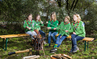 Bidden en een broodje chips Kampvuur marshmallows scouting