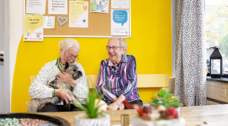 Vriendinnen door de buurthuiskamer 
