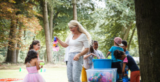 Xiao Fei en Mari delen hun vakantie ervaringen  Deelnemers sociale vakantie