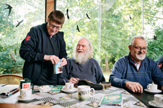 Dick is een vaste bezoeker van de buurthuiskamer. ‘Ik kom hier graag’