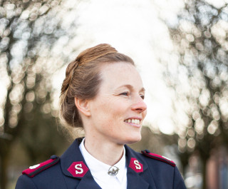 Jojanneke draagt een uniform 