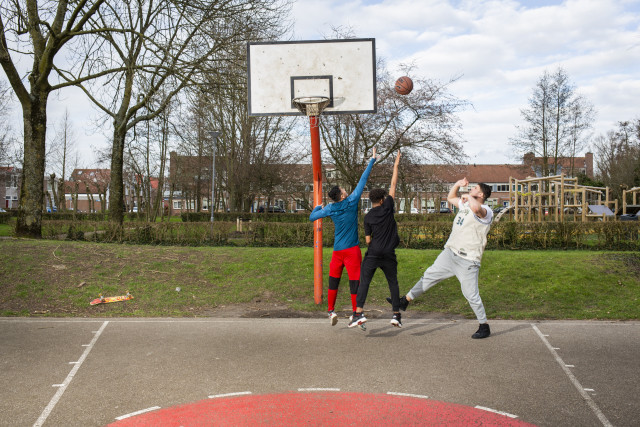 3 jongens spelen basketbal - vrijwilliger bij het Leger des Heils