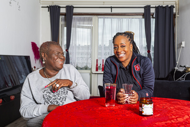 Twee vrouwen zitten aan tafel