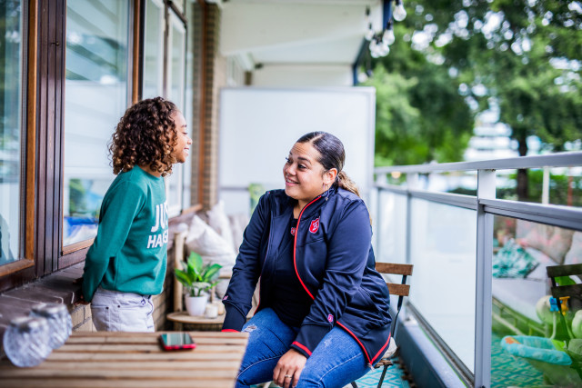 Medewerker en klein meisje