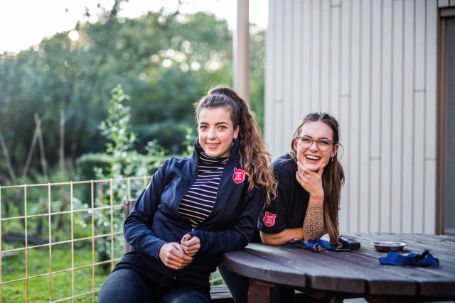 Twee medewerkers lachen