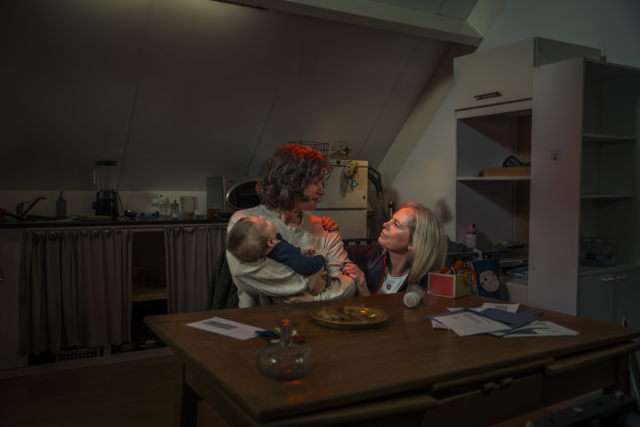 Man zittend op een bed