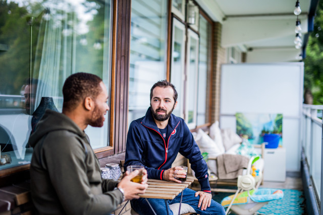 Medewerker met jonge man