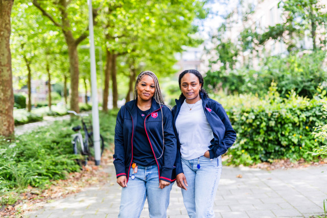 Twee medewerkers staan naast elkaar