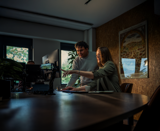 Twee collega's op kantoor aan het werk