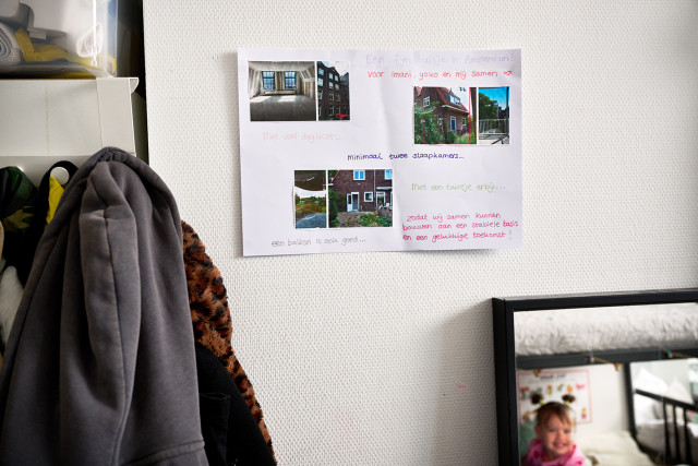 Poster met foto's en tekst over wensen voor een huis
