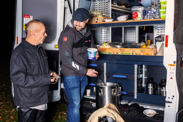 Soepbus van het Leger des Heilsmet bezoeker