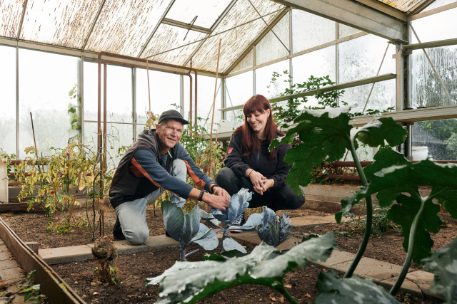 Peter-Jan en begeleider in zijn groentekas