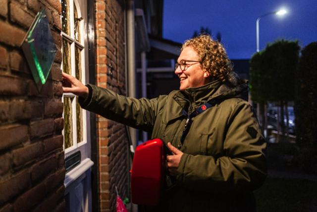 straatwerving, vrouw met collectebus belt aan bij huis