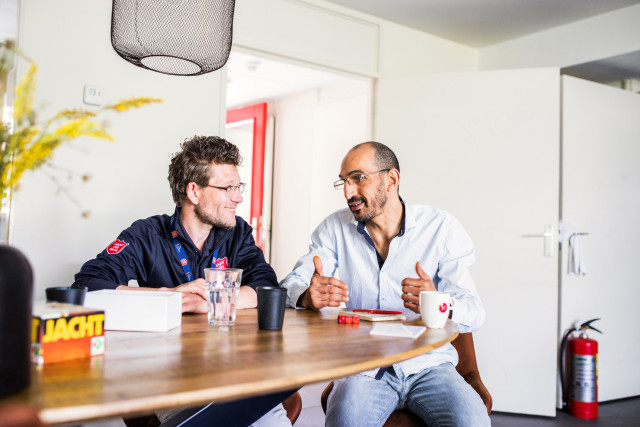twee mannen zijn met elkaar in gesprek