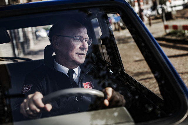 Chauffeur in de auto