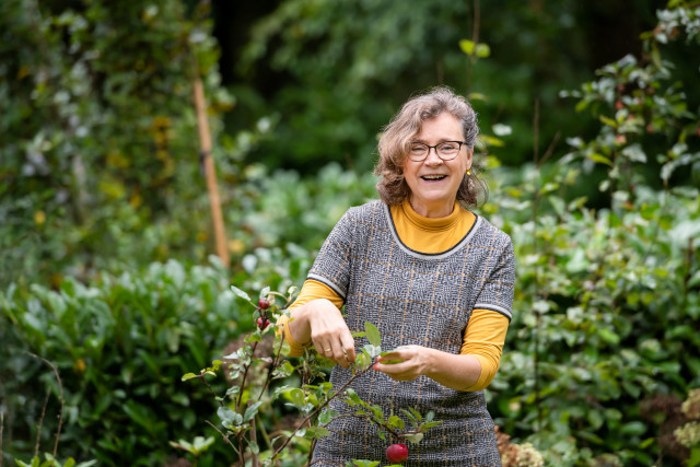 "Onze rijkdom een beetje verdelen, daar wordt niemand minder van" - nalater Petra Roos